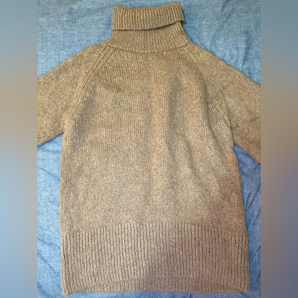 The Group by Babaton Aritizia Day Off Turtleneck 🤍 - Picture 2 of 12